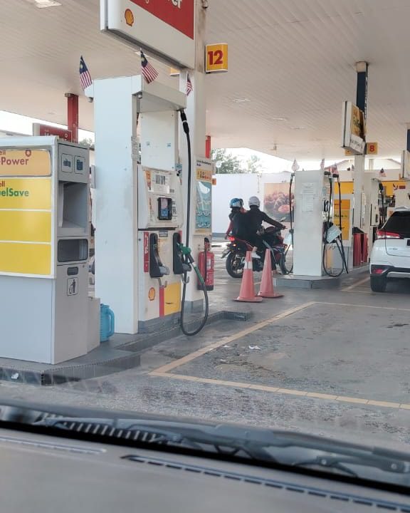 No, Johor Petrol Station Did Not Pull RON95 Pumps To Avoid Singapore Cars, It Was Due To An Underground Tank Leak