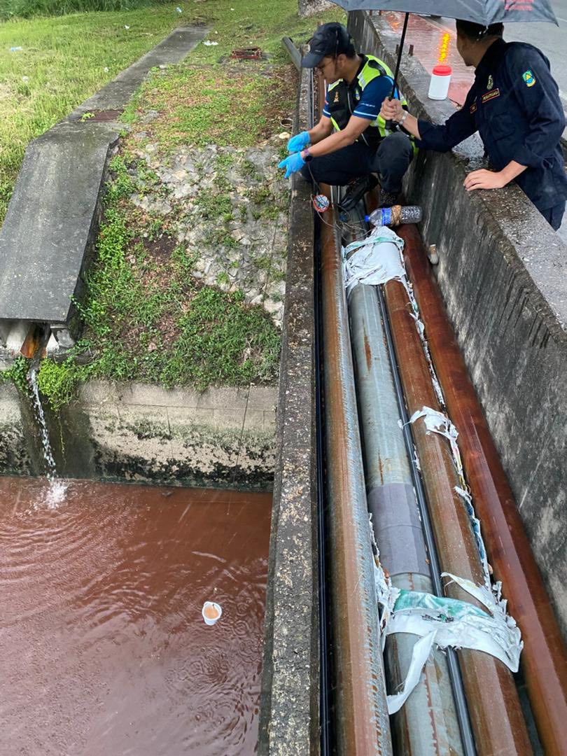 Officer investigating Shah Alam river