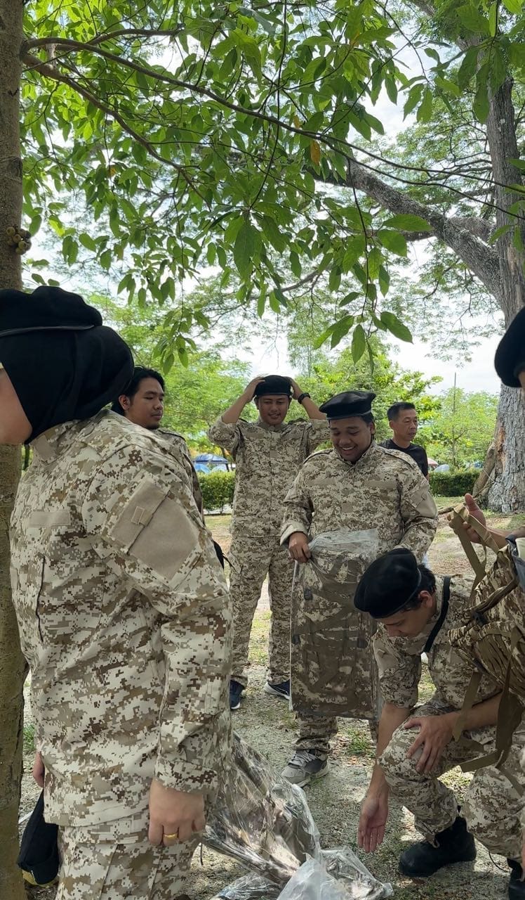 partcipant receiving military bags at escape ipoh
