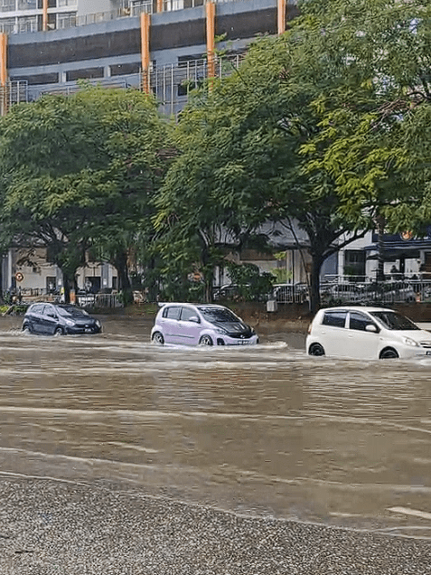 Perodua Trio cross flooded road Screenshot 2024-11-15 (7)