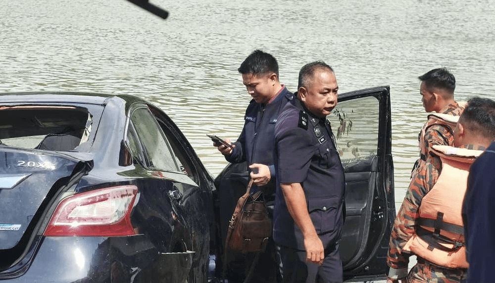 Police inspecting car that fell into Port Dickson river