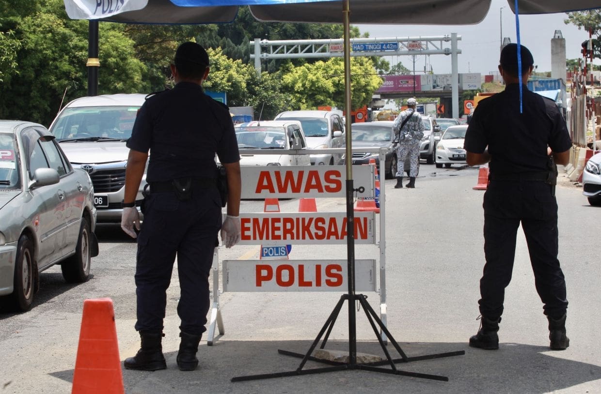 M'sian police at roadblock