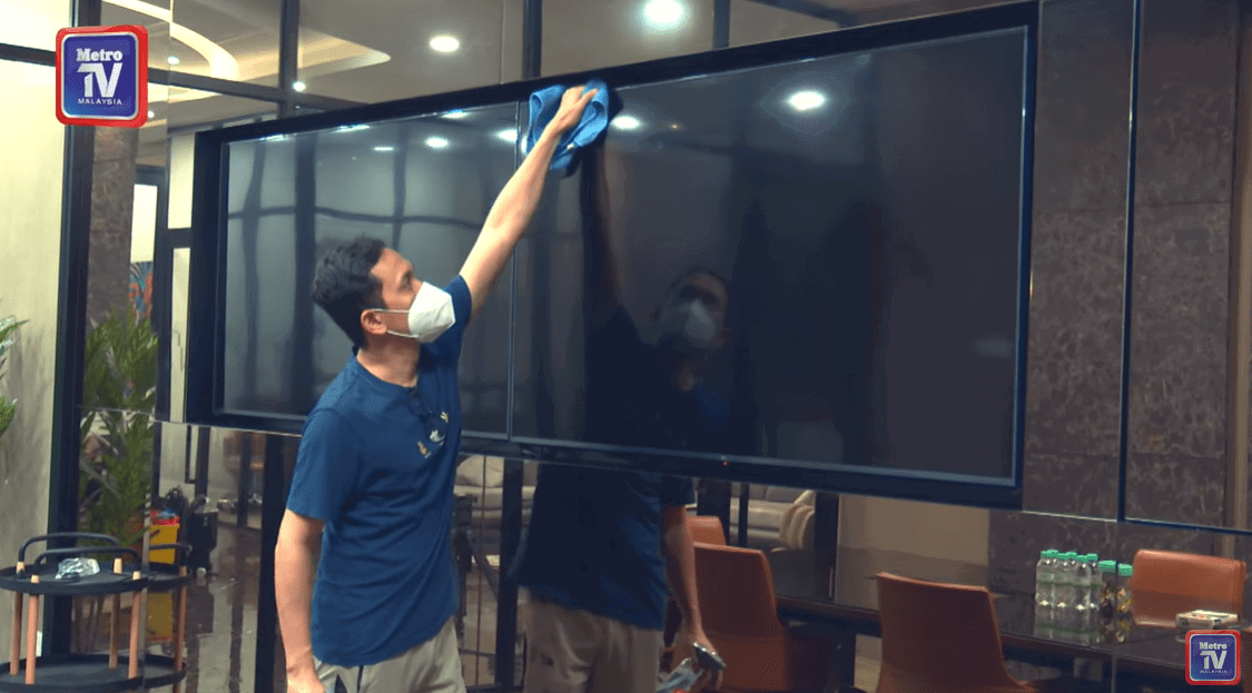 Raja Mohd Zulfadli cleaning the TV