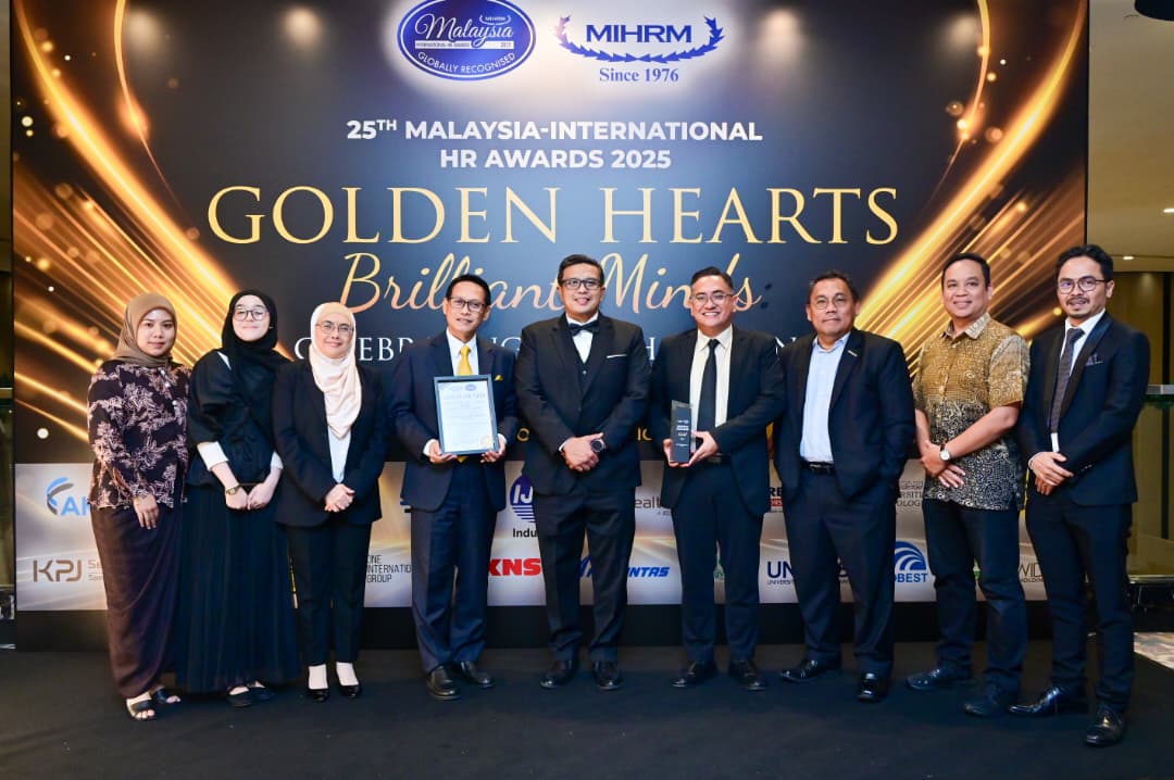 Representatives from Worldwide Holdings attending the award ceremony