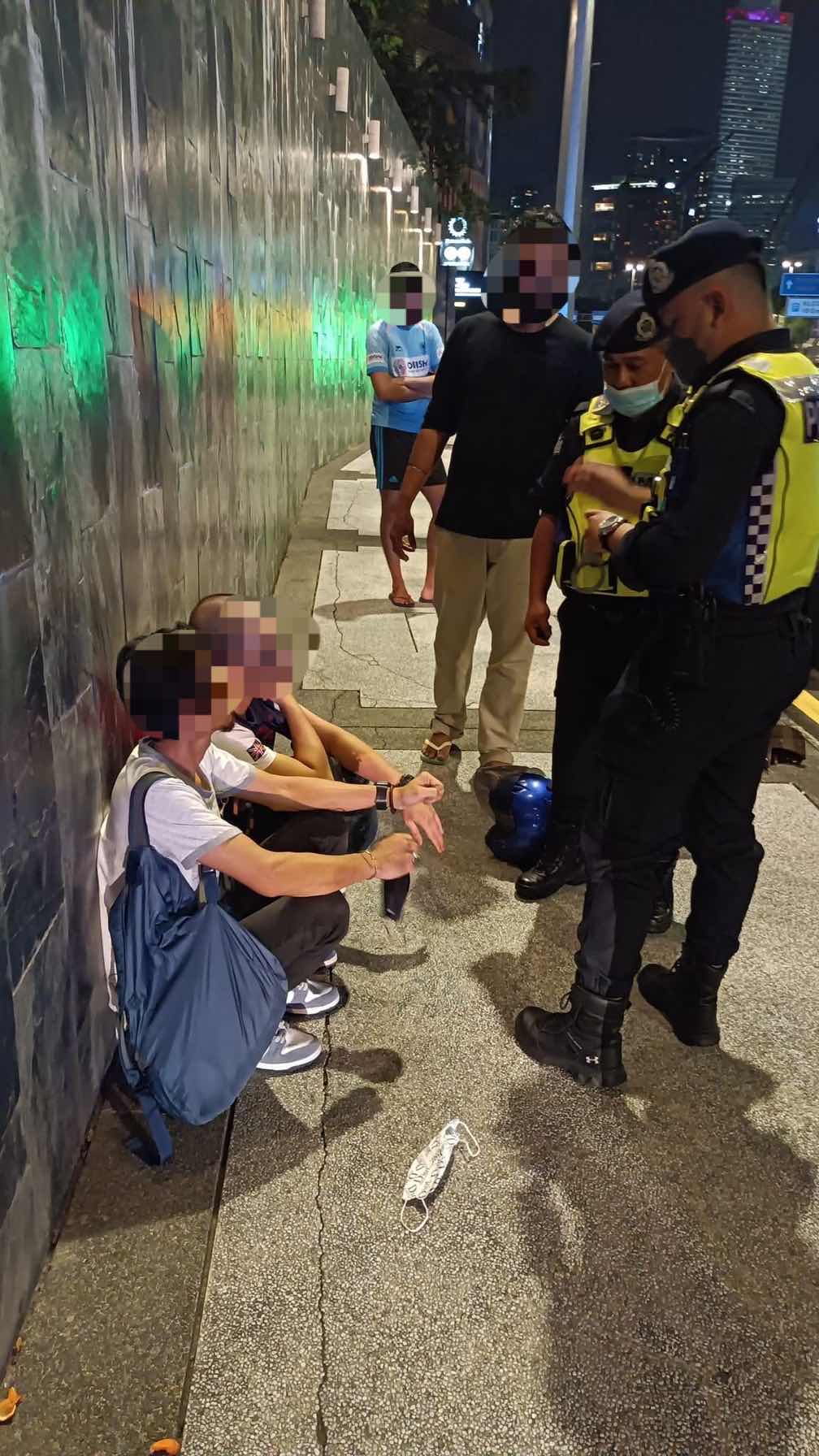 [VIDEO] Woman Gets Robbed By 2 Snatch Thieves In KL, Rescued By Group Of M'sians
