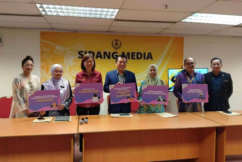 Sandrea with other committee member at press conference
