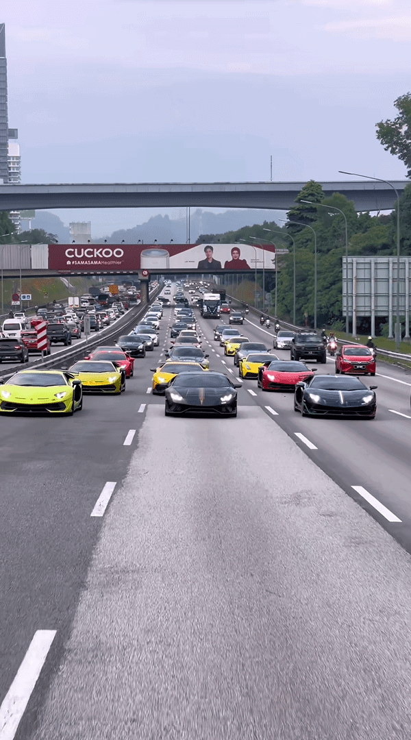 10 Sports Cars Hog M'sian Highway For Event Promo, Netizens Bash Organiser For Being Inconsiderate