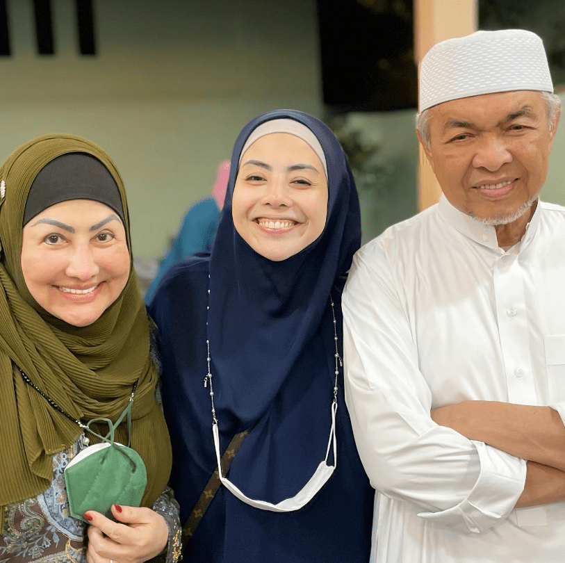 Nurulhidayah Ahmad Zahid with her parents