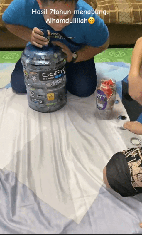 M'sian Man Saves 50 Sen Coins For 7 Years, Manages To Buy An iPhone 14