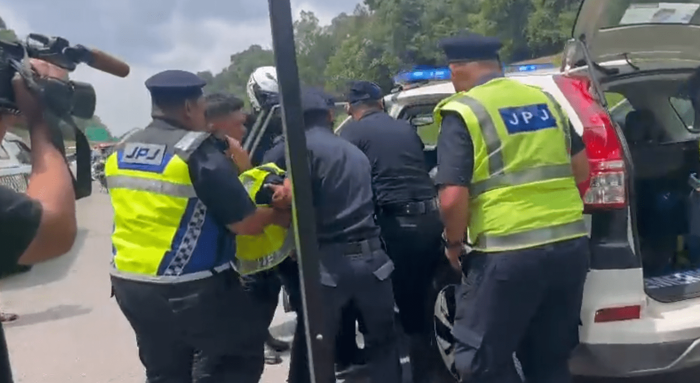 JPJ Officer Sent Flying After Motorcyclist Rams Into Him At Roadblock In Negri Sembilan