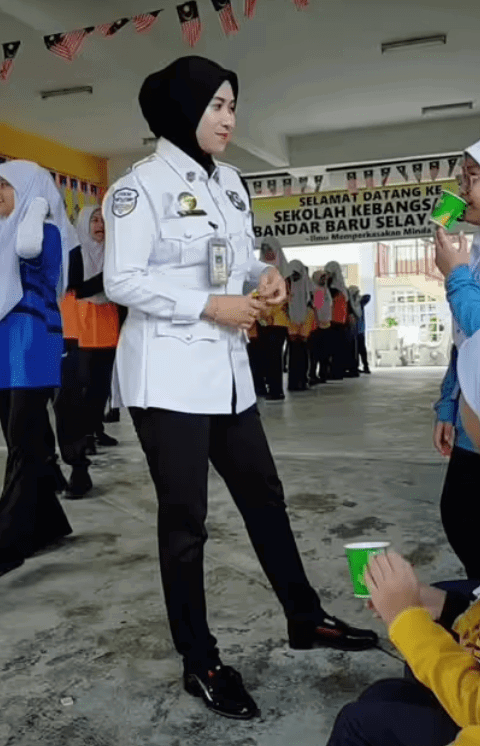 M'sian Single Mother Works As Security Guard To Raise Her 3 Kids, Says She's Not Ashamed Of Her Job