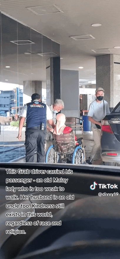 M’sian Grab Driver Assists Elderly Woman, Gets Praised By Netizens