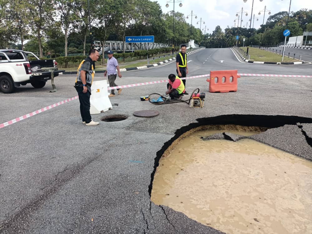 Giant 5.4M Wide Sinkhole Spotted At KLIA’s Bunga Raya Complex | WeirdKaya