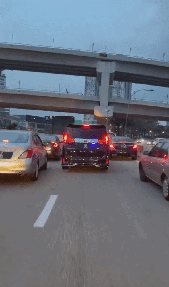 Vellfire uses police siren to skip jam