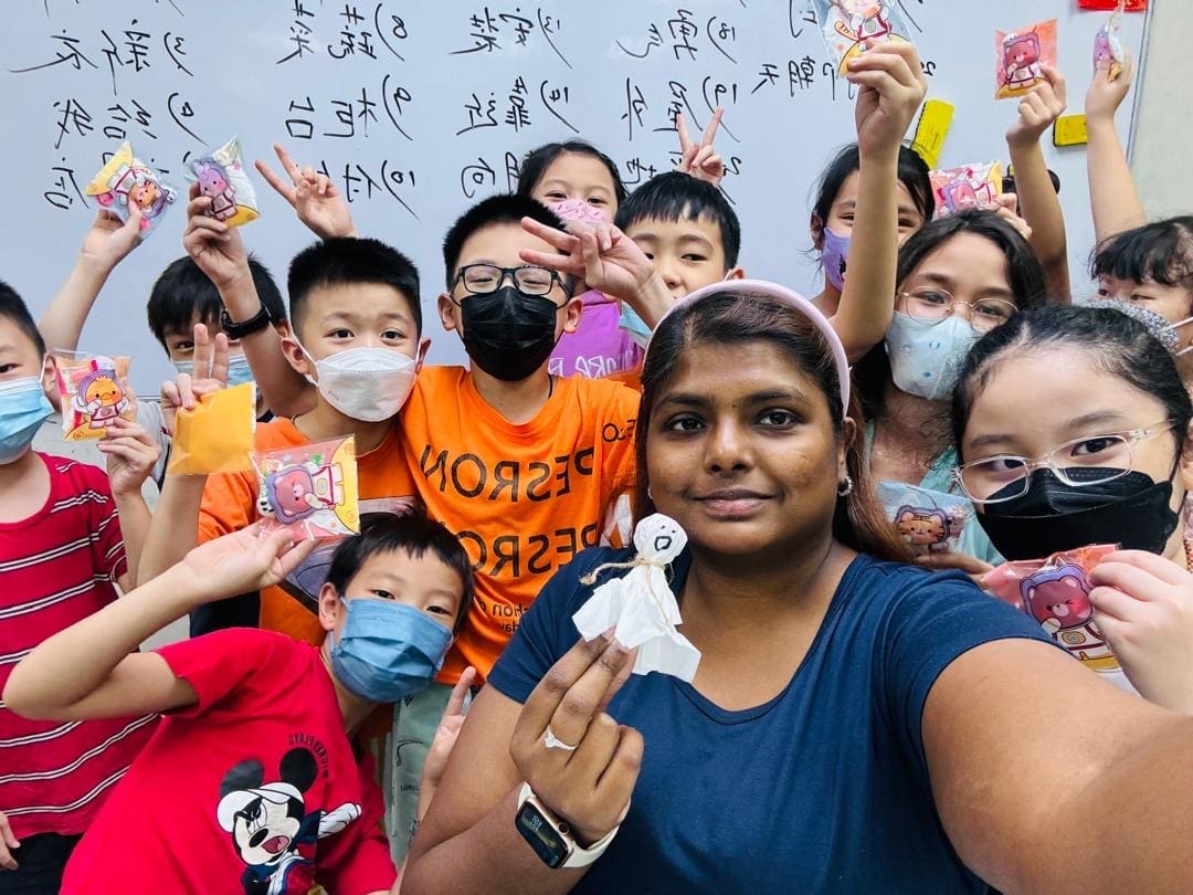 teacher jaslene with her students