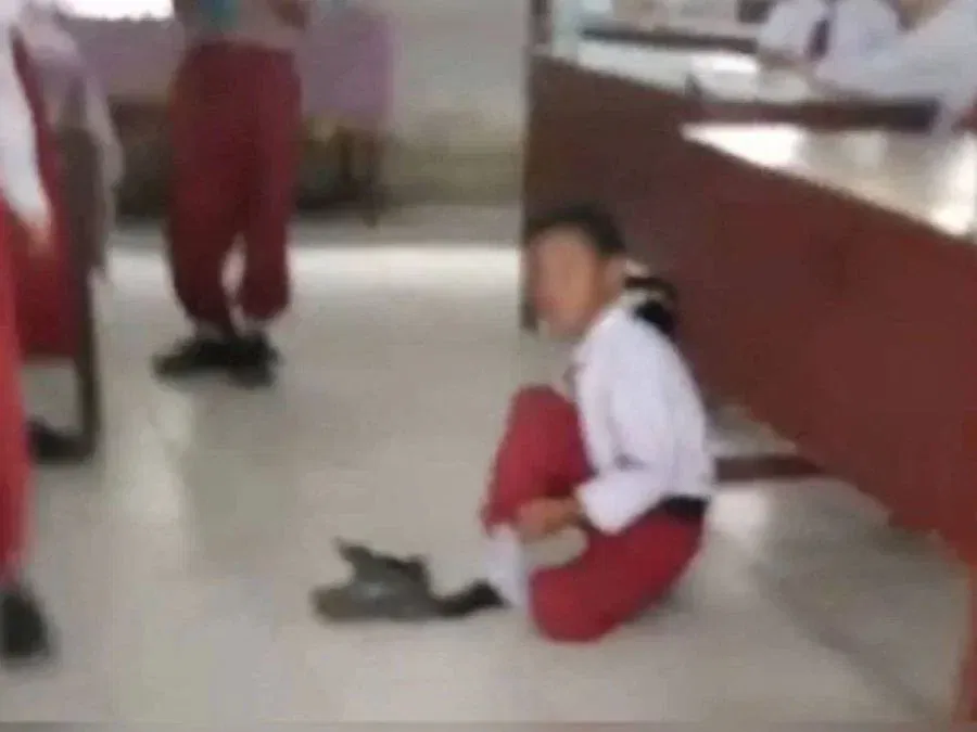 teacher makes indonesian student study on the floor because he didnt pay fee