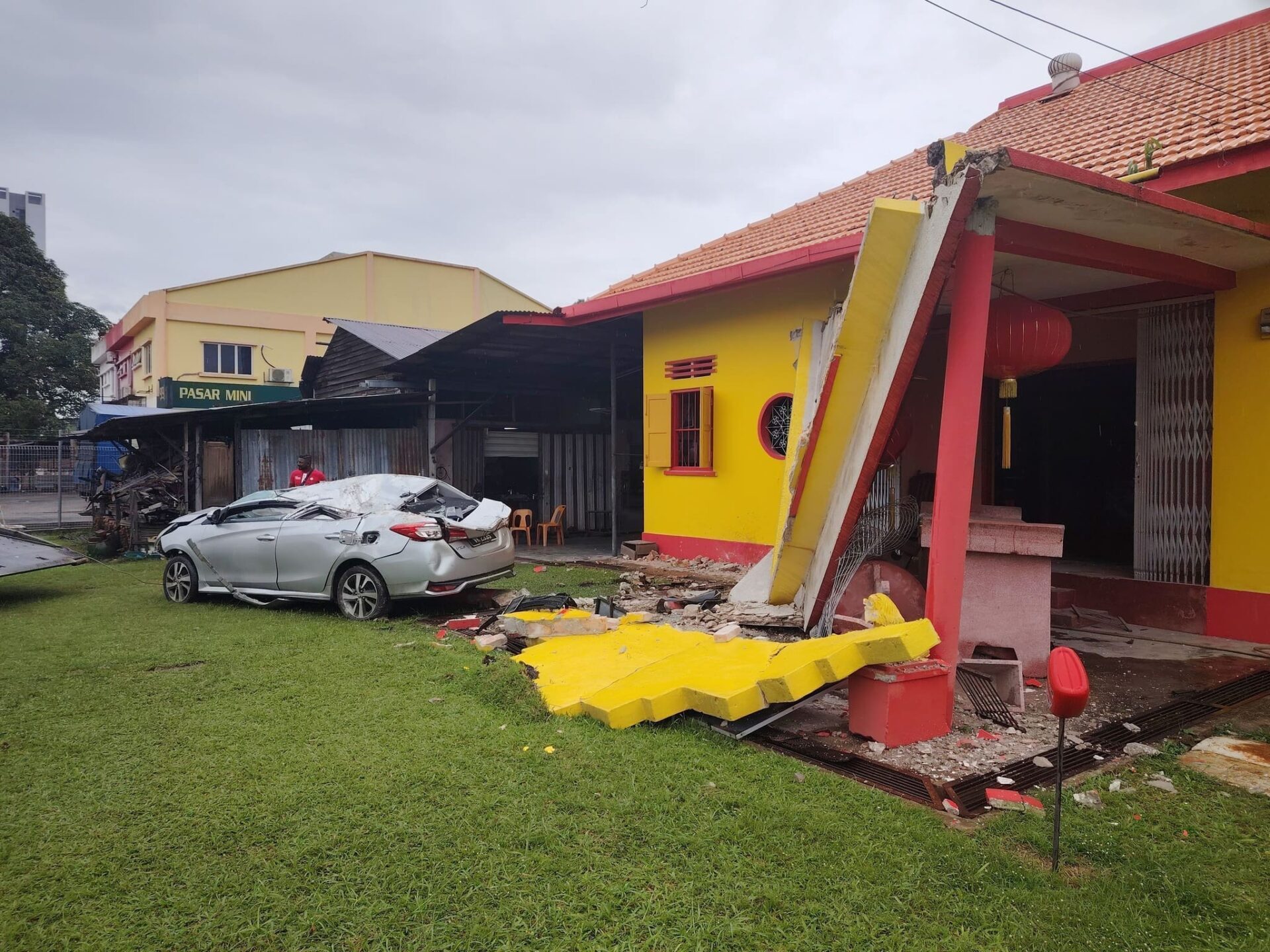 Temple's roof collapses after crash