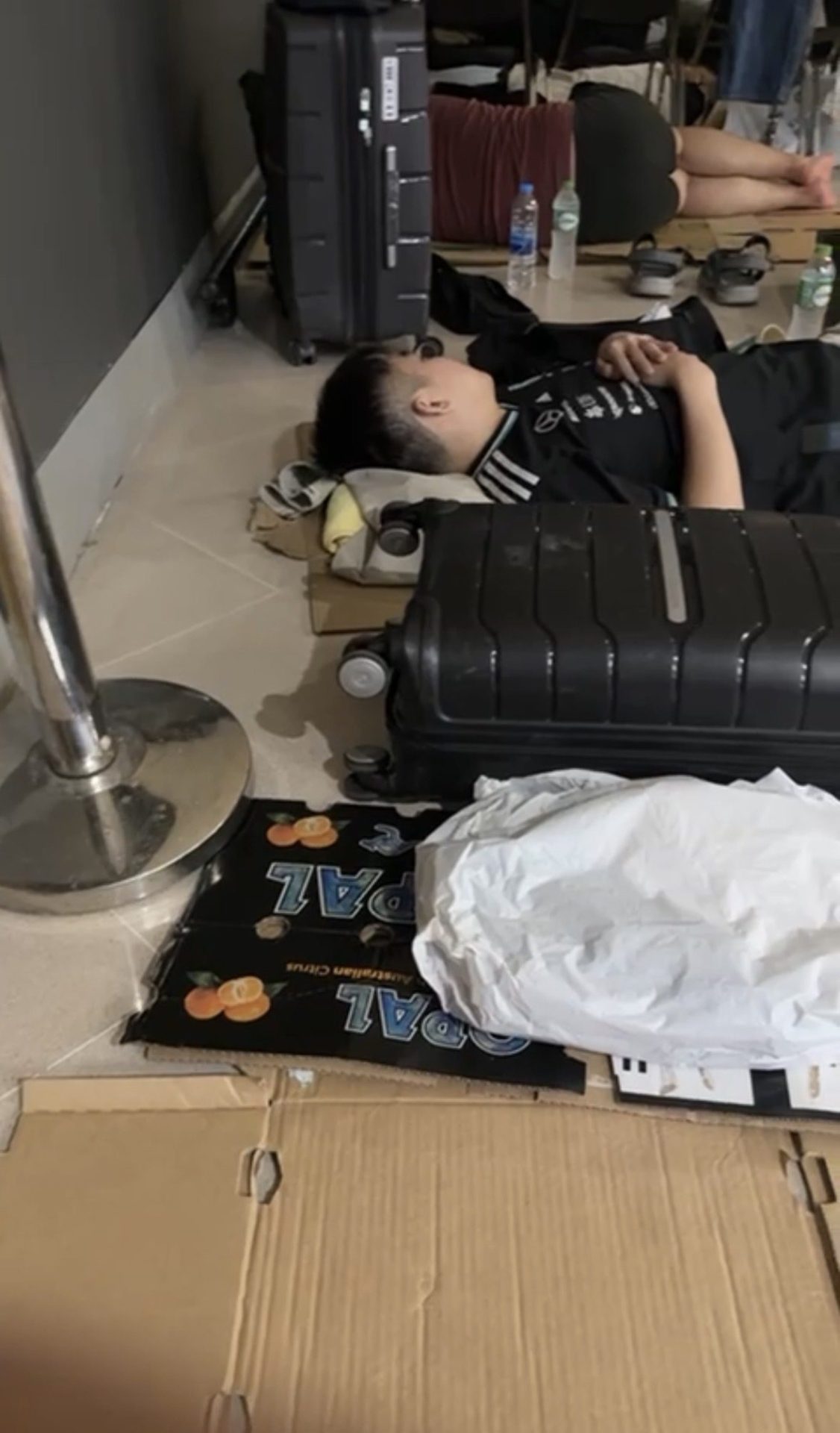 tourist stuck and sleep in hatyai mall