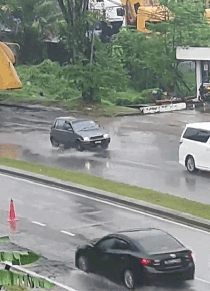 water filled pothole in johor send car bouncing Screenshot 2025-01-13 165301 (1)