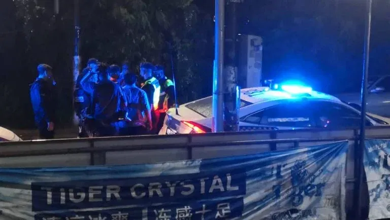 [VIDEO] Two M'sian Men Allegedly Intimidate And Throw Glass Bottles At Reporters Covering BN Campaign Trail