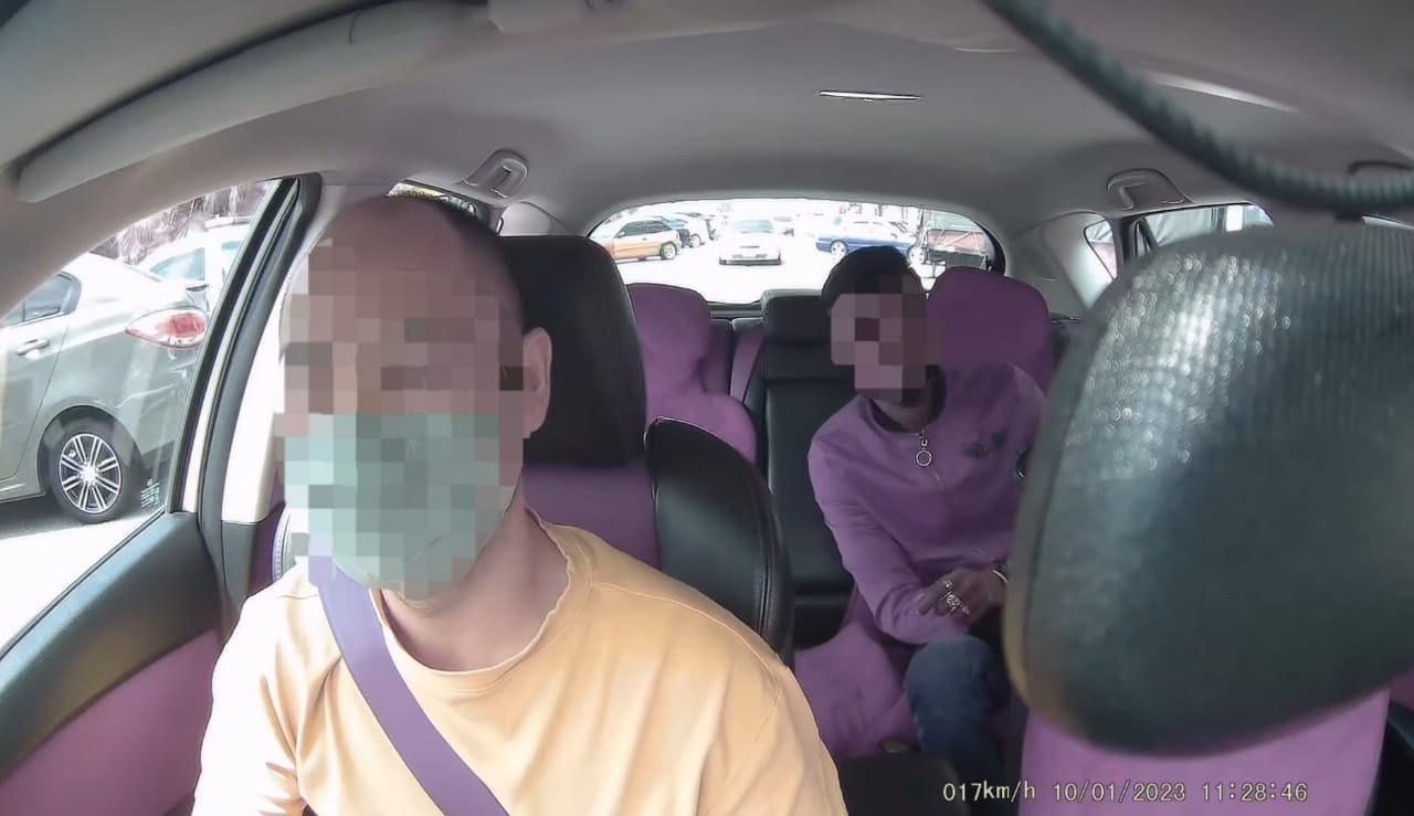 A passenger casually having a conversation with the ehailing driver