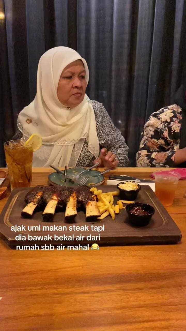 Msian having dinner at restaurant with the Teh O ice that was brought from home