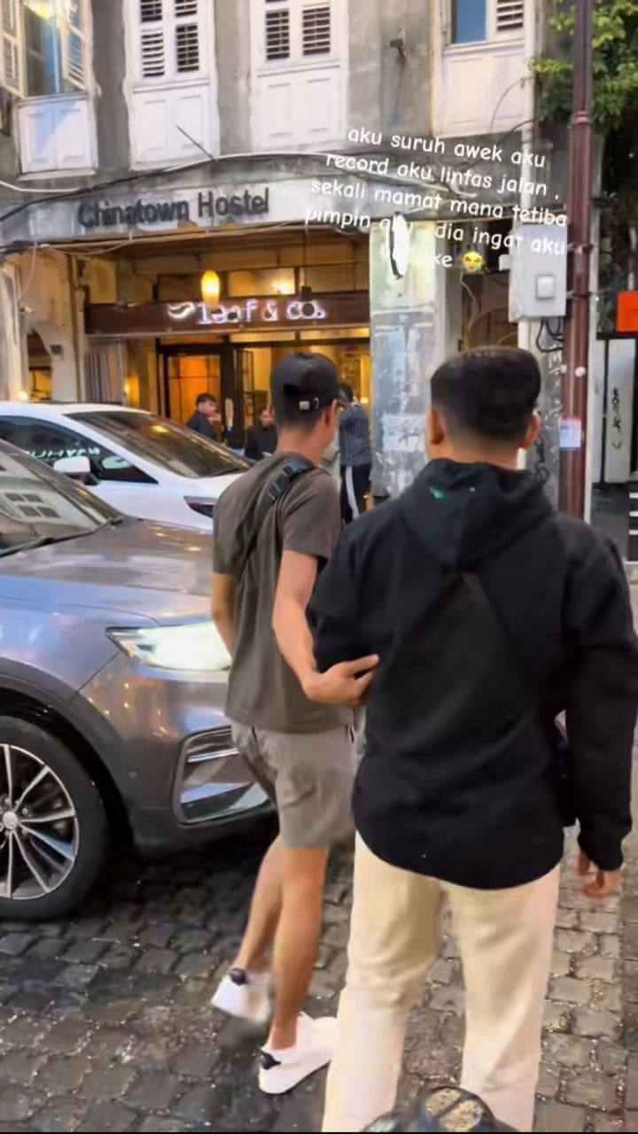 Kind stranger helps M'sian man cross the road