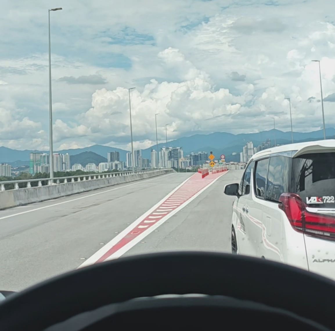Alphard Swerves In Front Of M'sian Driver Out Of The Blue