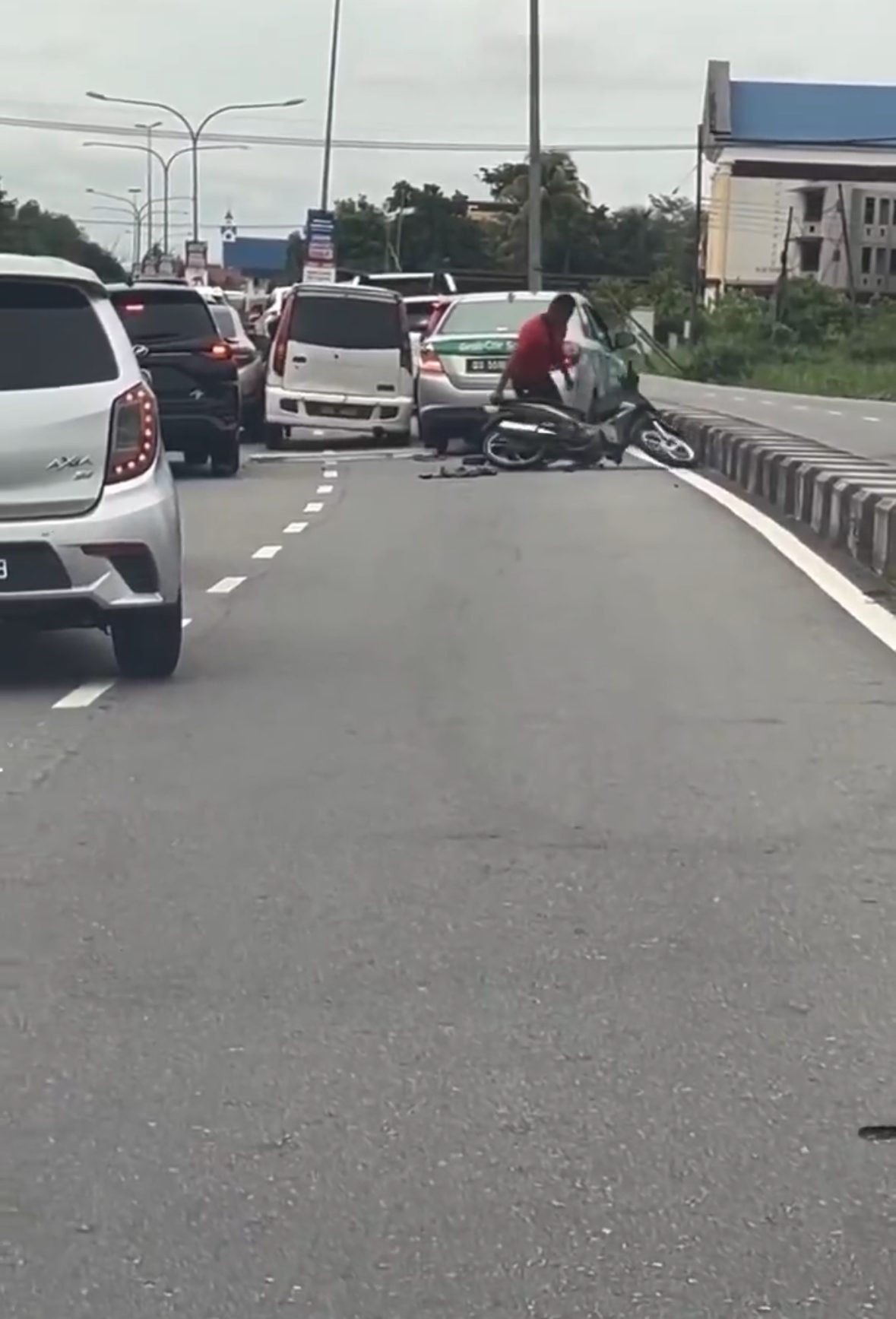 White Kenari Driver Rams Into Motorcyclist & Several Cars, Later Tests Positive For Drugs