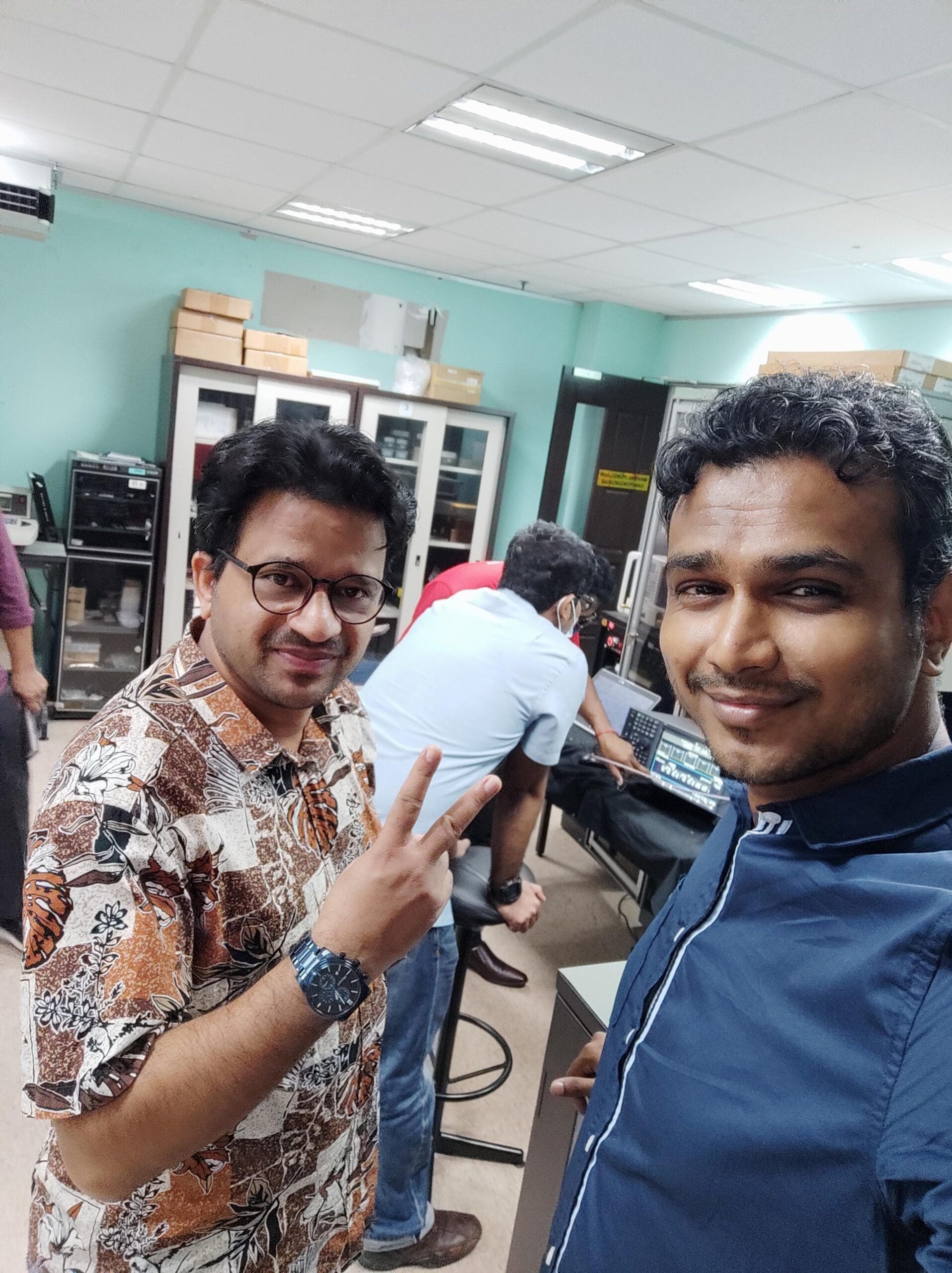 Selvakumar Mariappan takes a selfie with USM colleague