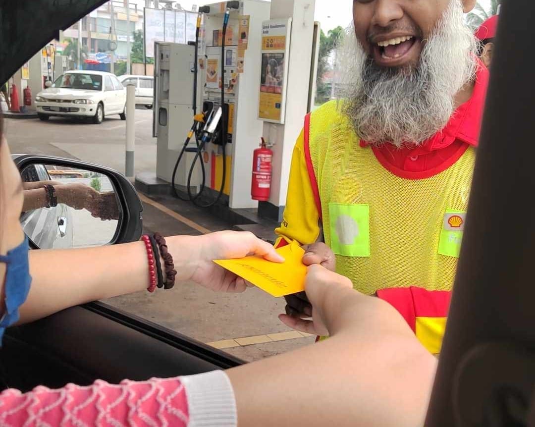 M'sian woman gives worker duit Raya