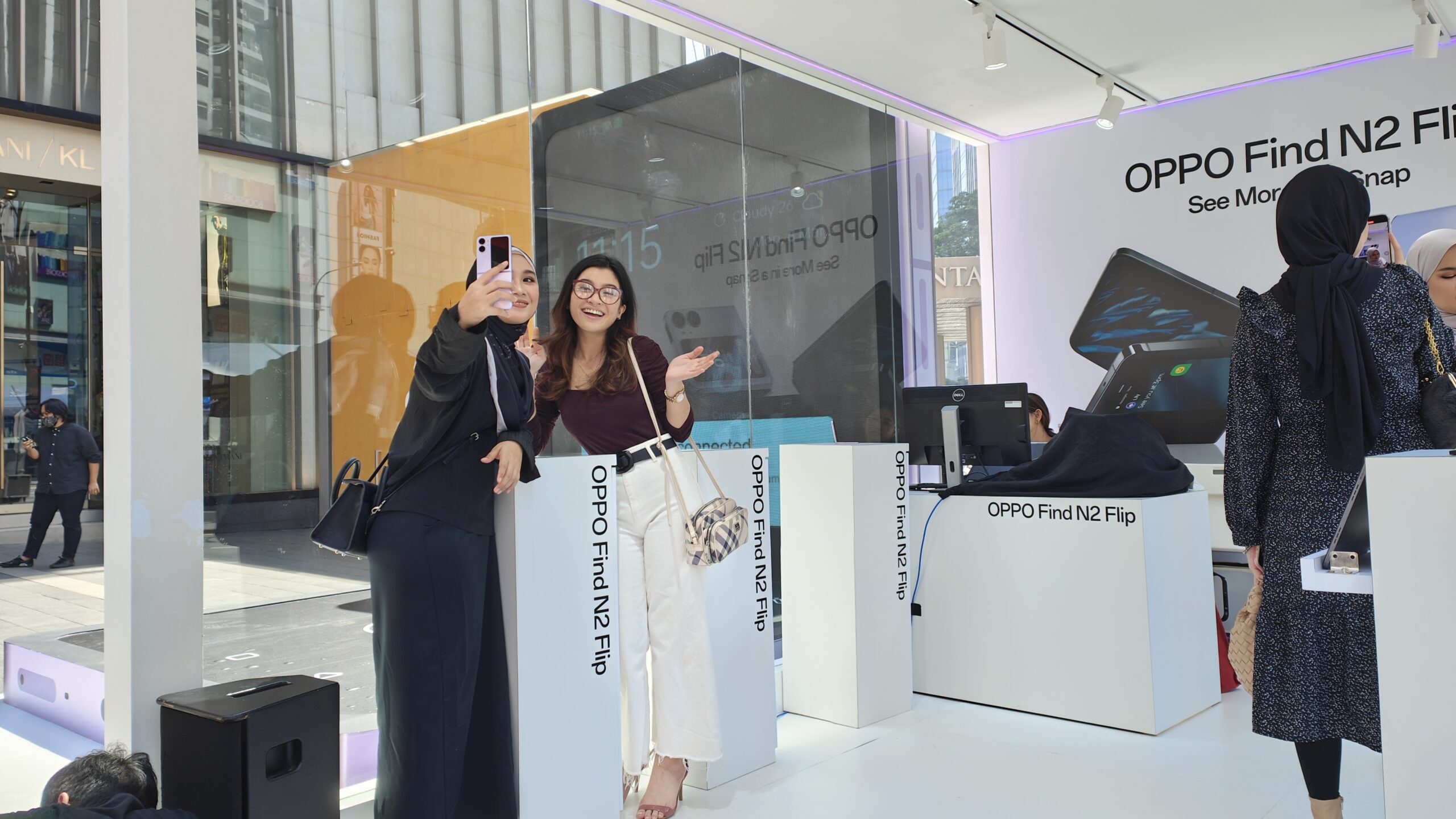 Oppo find n2 flip pop-up experience store showcases the biggest flip structure in malaysia | weirdkaya