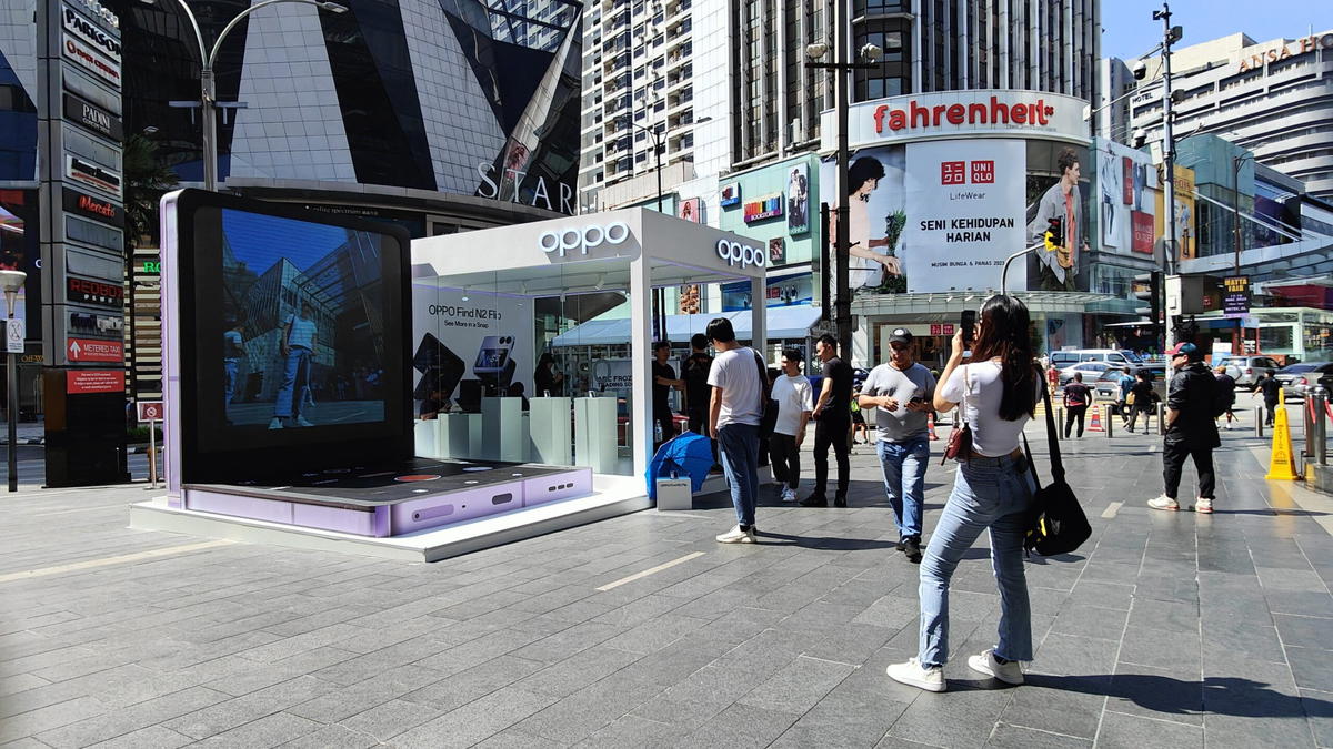 Oppo find n2 flip pop-up experience store showcases the biggest flip structure in malaysia | weirdkaya