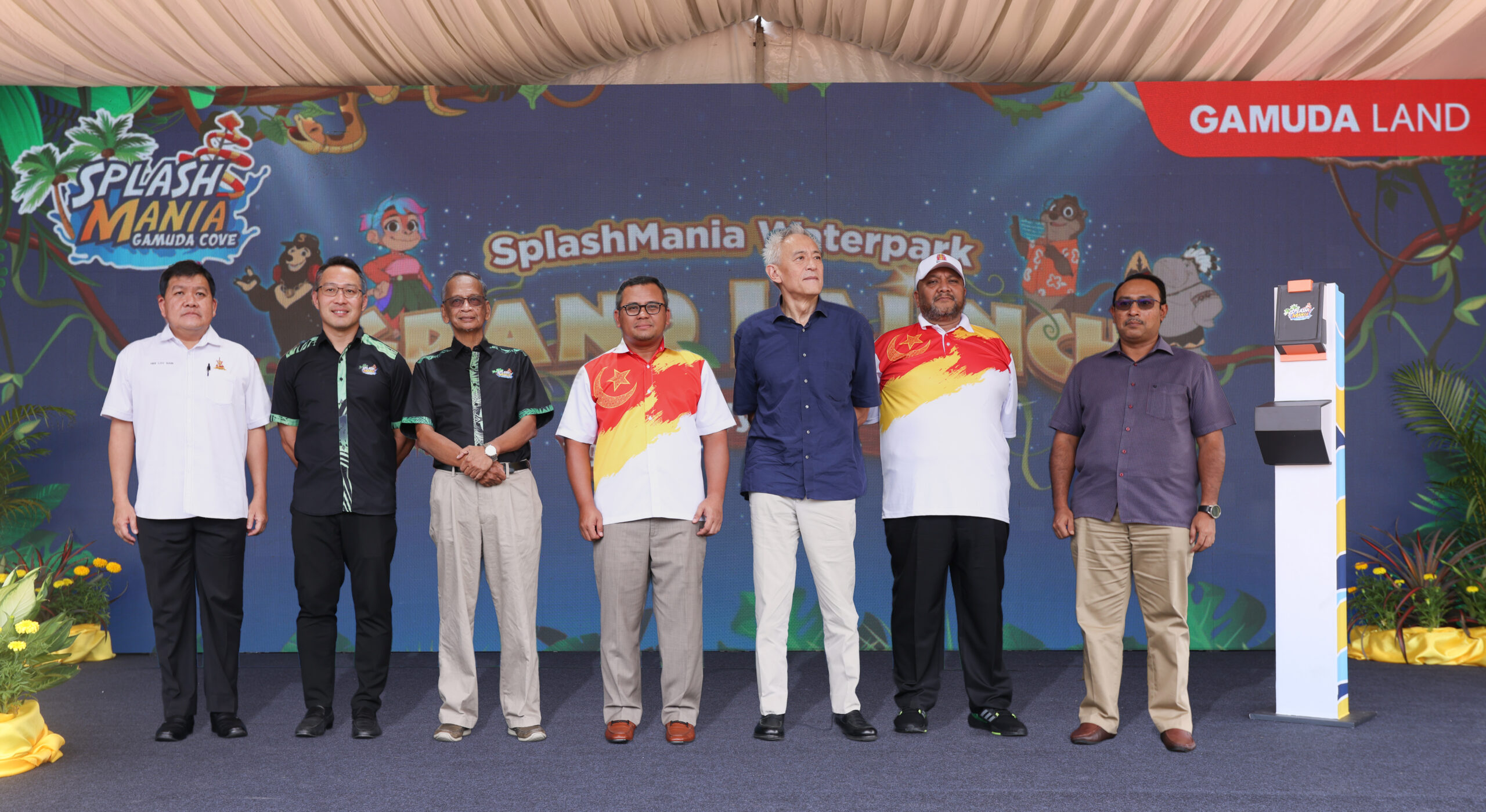 Selangor menteri besar officiates opening of splashmania waterpark in gamuda cove | weirdkaya