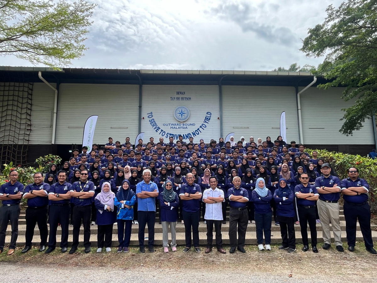 1 - CEO of Takaful Malaysia Am (centre) with representatives from the Perak State Education Department during closing ceremony