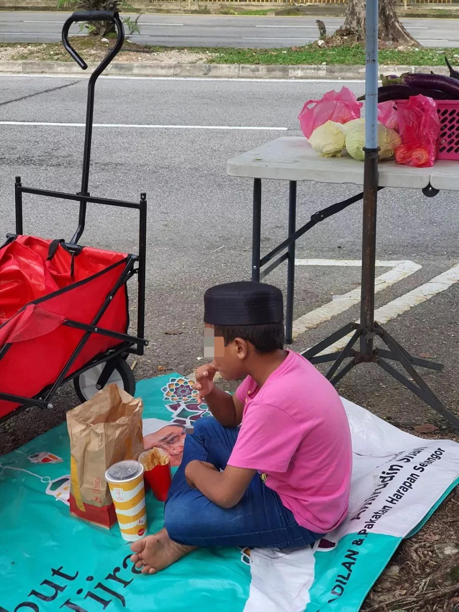 10yo m'sian boy spends hari raya by selling vegetables at ttdi alone 04