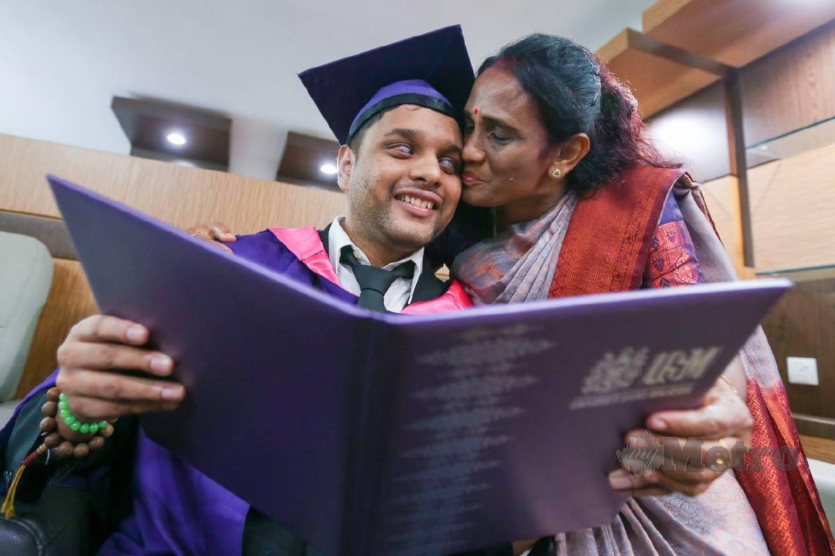 Rishan ponraj holding his award certificate while his mother kissing him.