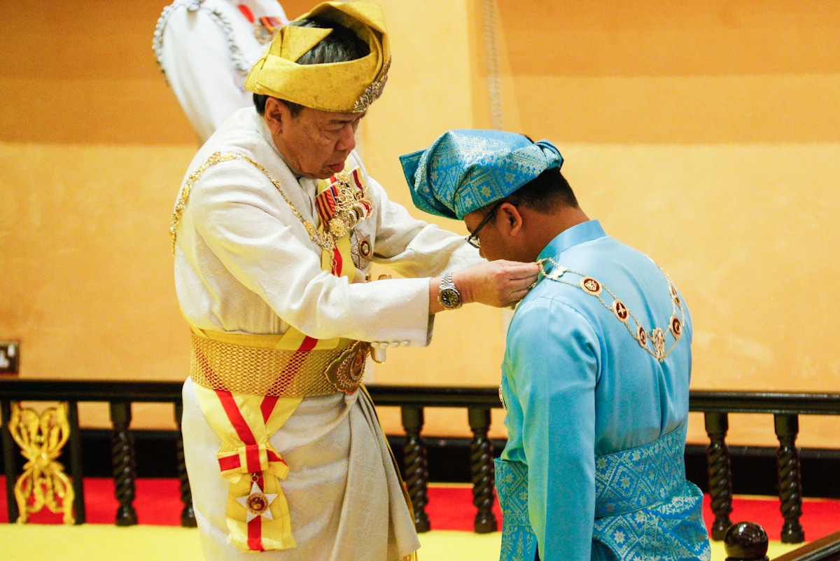 Dato' menteri besar, amirudin shari was awarded the first class degree, the selangor majesty's seri paduka (spms) degree which carries the title of dato' seri.
