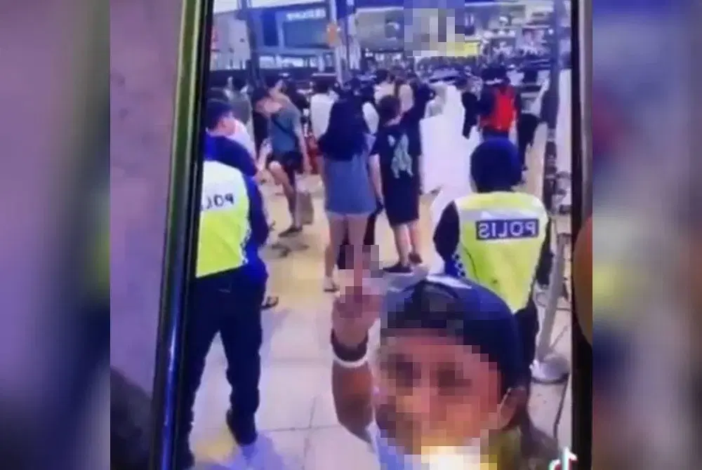 Foreign man points middle finger at pdrm officer on national day, gets arrested after | weirdkaya