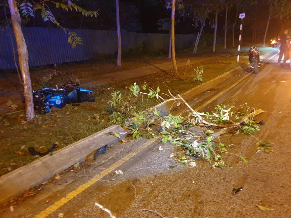 18yo m'sian woman tries riding friend's motorcycle, killed after crashing into 4 trees  | weirdkaya