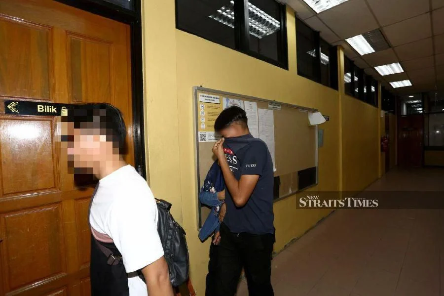 19yo m'sian teen hides face from camera