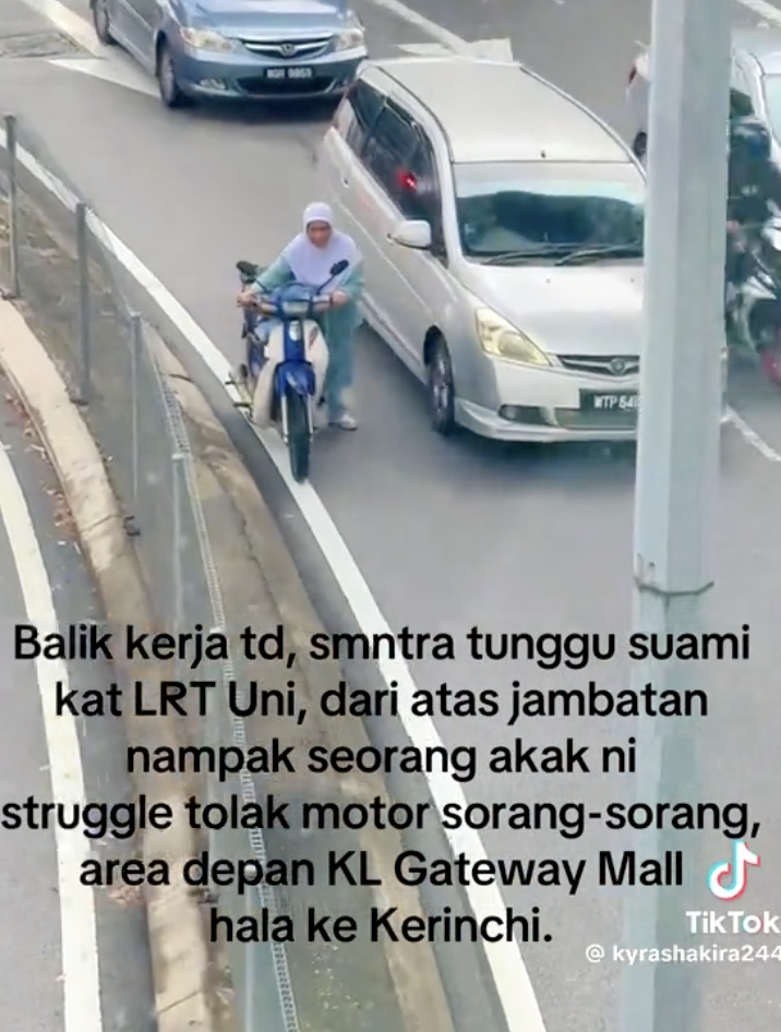 2 M’sian Men Praised For Getting Out Of Their Car To Help Tired Woman Push Motorcycle In Heavy Traffic
