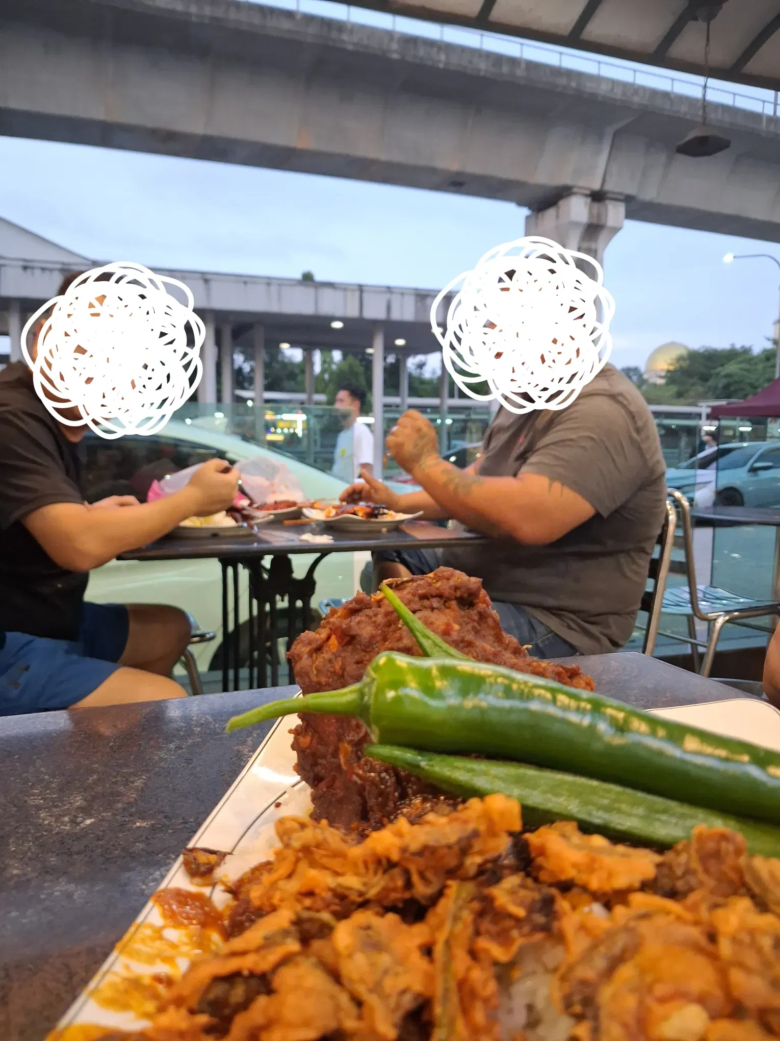 2 M'sians Praised For Politely Asking Whether They Could Eat Before Iftar Starts At Mamak Stall
