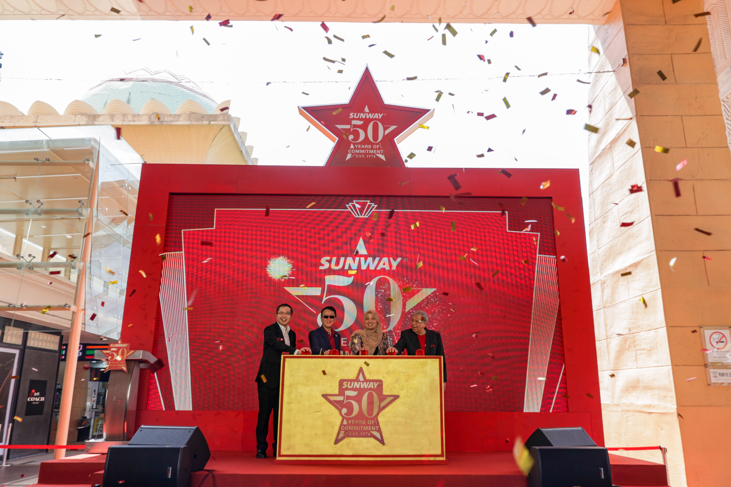 The sunway golden jubilee mega 
roadshow officially kicked off today in sunway city kuala lumpur, in the presence of tourism malaysia deputy director nuwal fadhilah ku azmi and sunway group founder and chairman tan sri dato’ seri sir dr. Jeffrey cheah kbe ao.