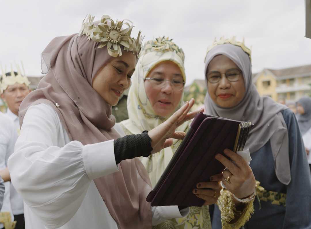 Mama Cah with the Queen of Pahang at JAKOA Event
