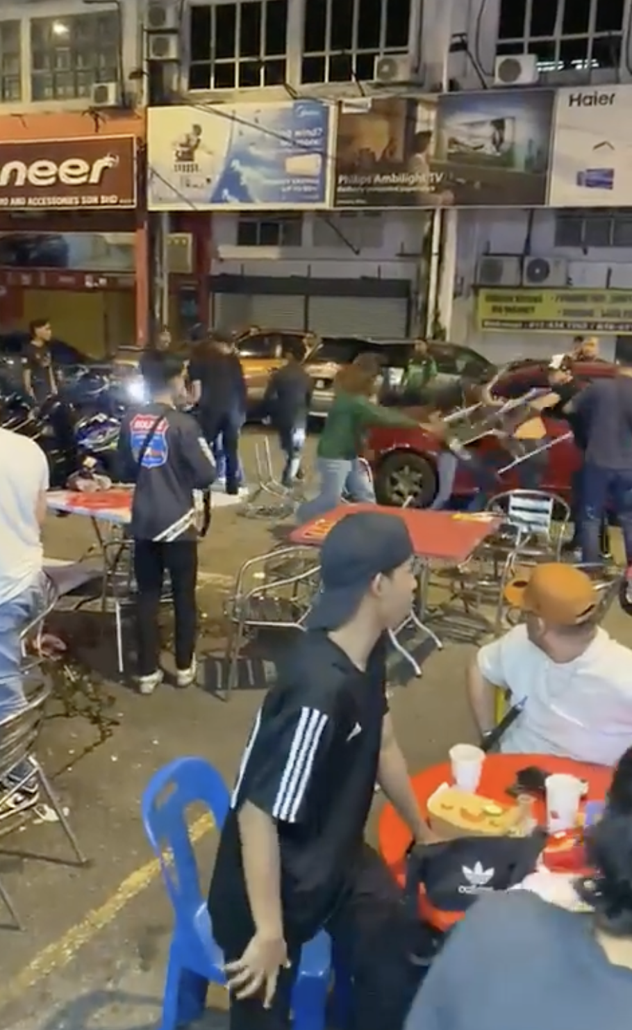 20 m'sian men fight & throw chairs at each other at pandan indah mamak stall in viral video 1