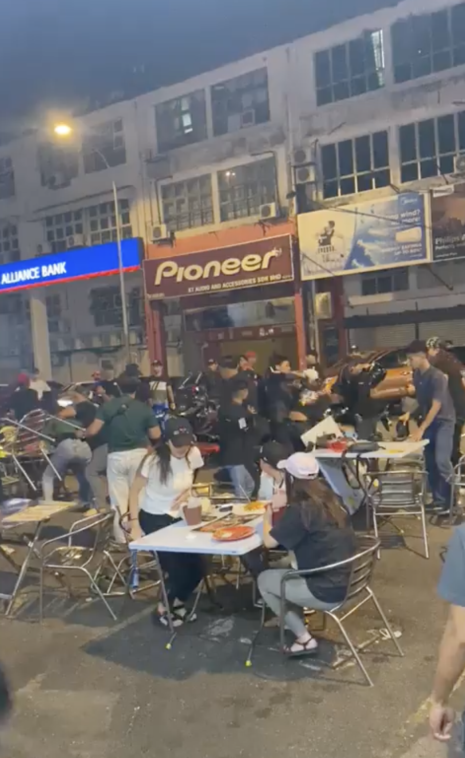 20 m'sian men fight & throw chairs at each other at pandan indah mamak stall in viral video 3