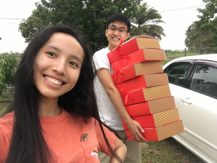 Couple shares “chain of happiness” with snacks giftbox