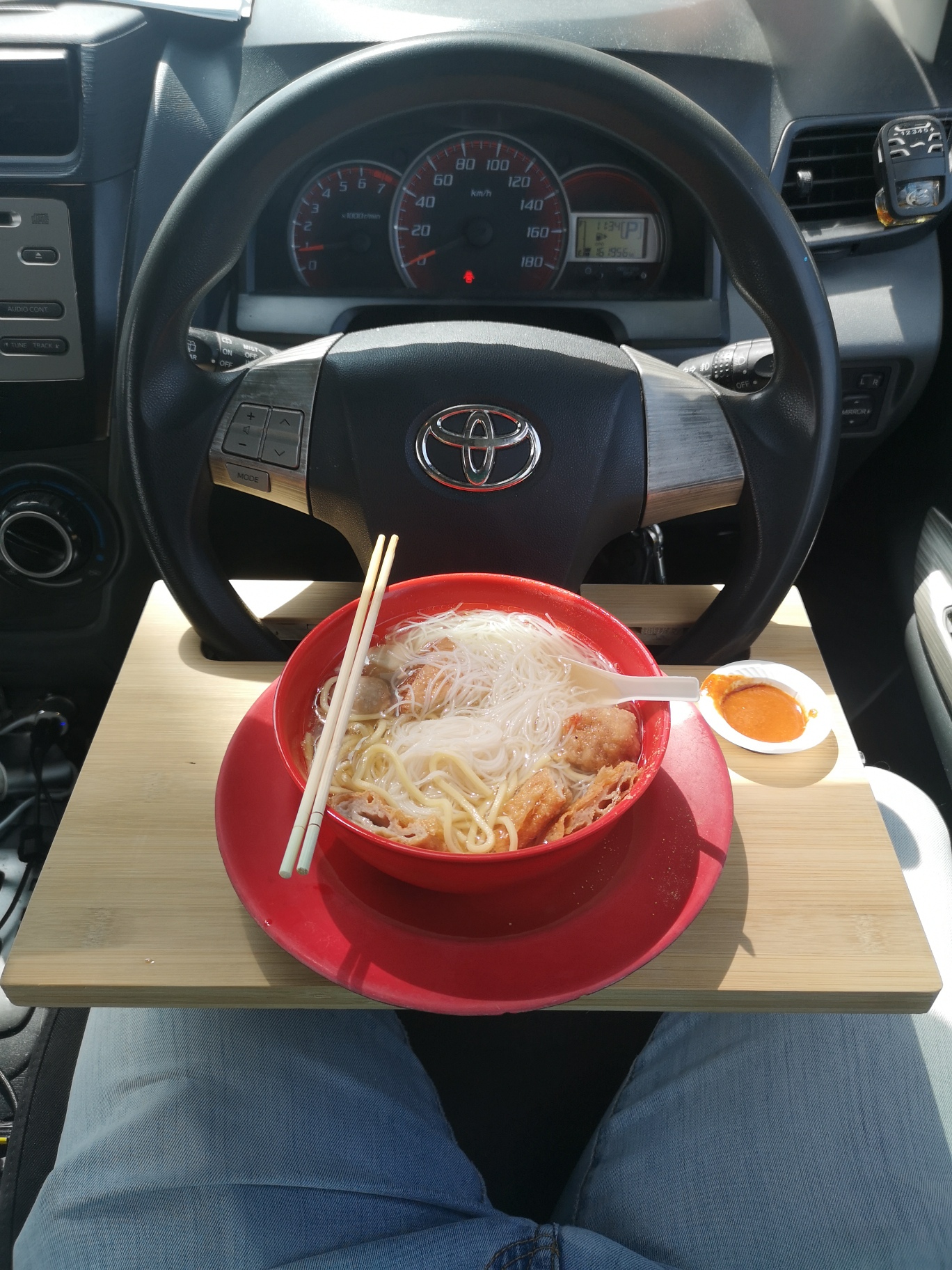 Life hack: this malaysian turns a wooden cutting board into a car dining table