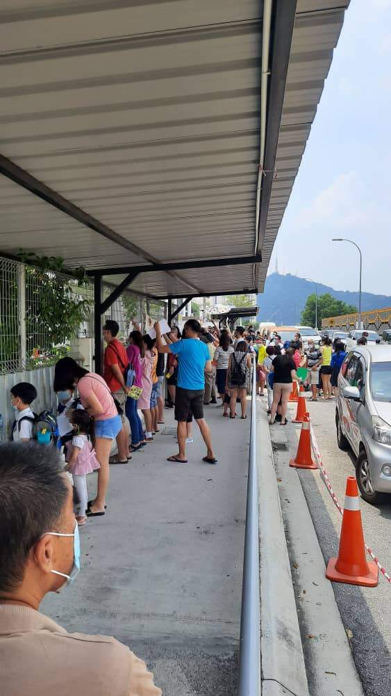 Netizens raise concern over parents crowding outside schools
